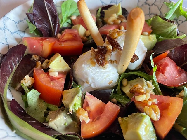 Ensalada con helado de queso de cabra