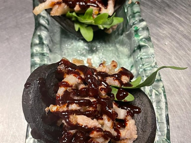 Pan Bao negro con secreto ibérico y salsa Hoi-sin (unidad)