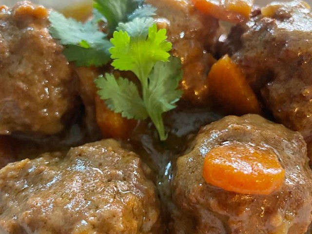 Albondigas estilo marroquí con salsa de yogur