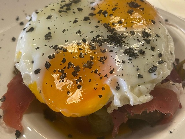 Alcachofas confitadas con jamón ibérico y huevos de corral