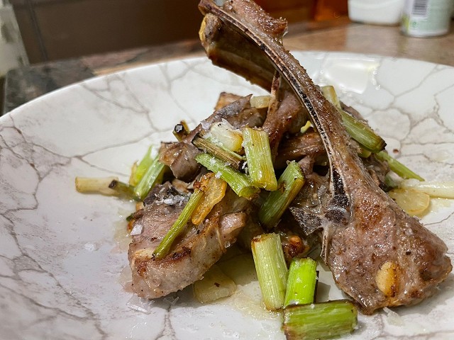 Chuletillas de lechal con ajos tiernos