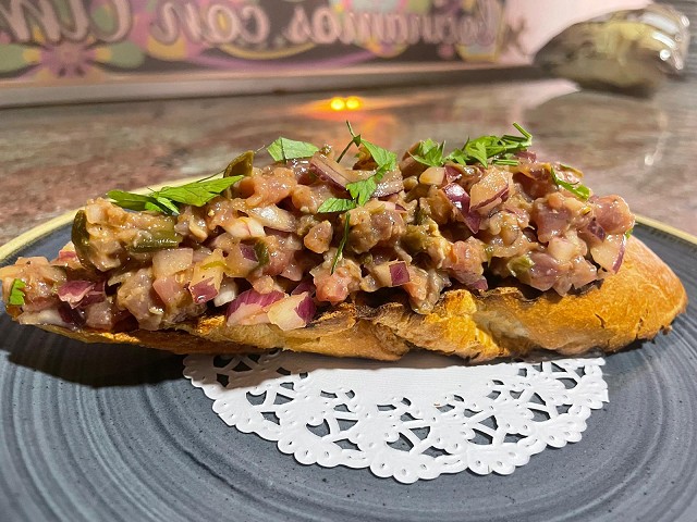 Montadito de steak tartar